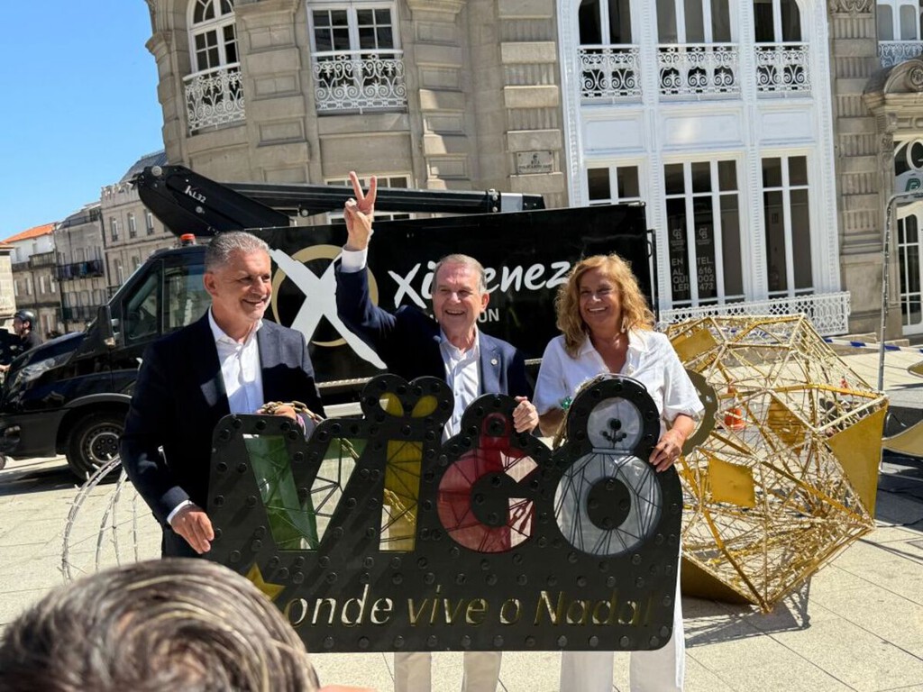 Estamos a 30 de julio y en plena canícula, así que Vigo ha empezado a hacer algo muy vigués: colgar los adornos de Navidad